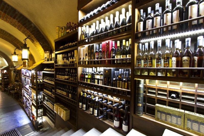 bar-AUPS-min_world_street_travel_shop_canon_georgia_wine_bottles-429767